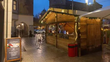 Weihnachtshütte direkt vor dem nesenbach